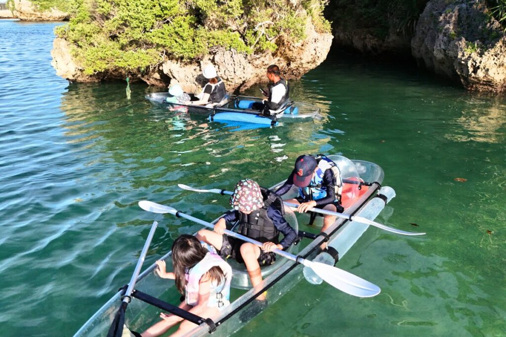 みんなでカヤックから除く海中に夢中