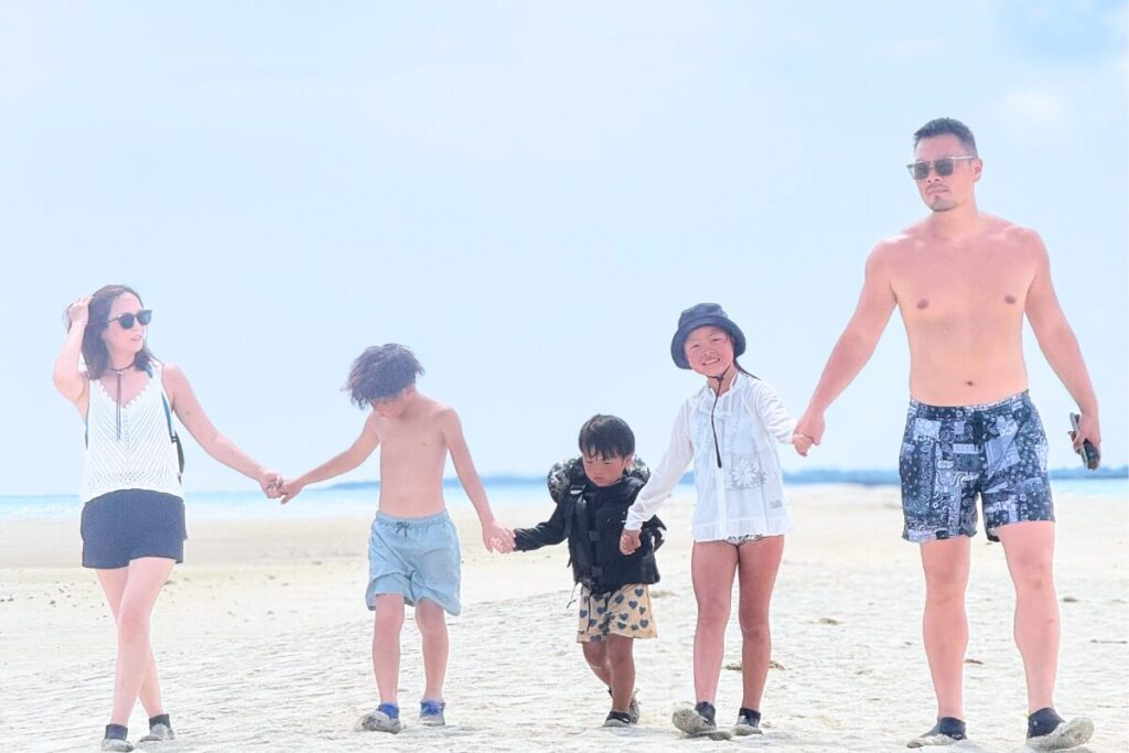 ユニの浜でみんなで手を繋いで歩く姿 アルマゲドンみたいでかっこいい