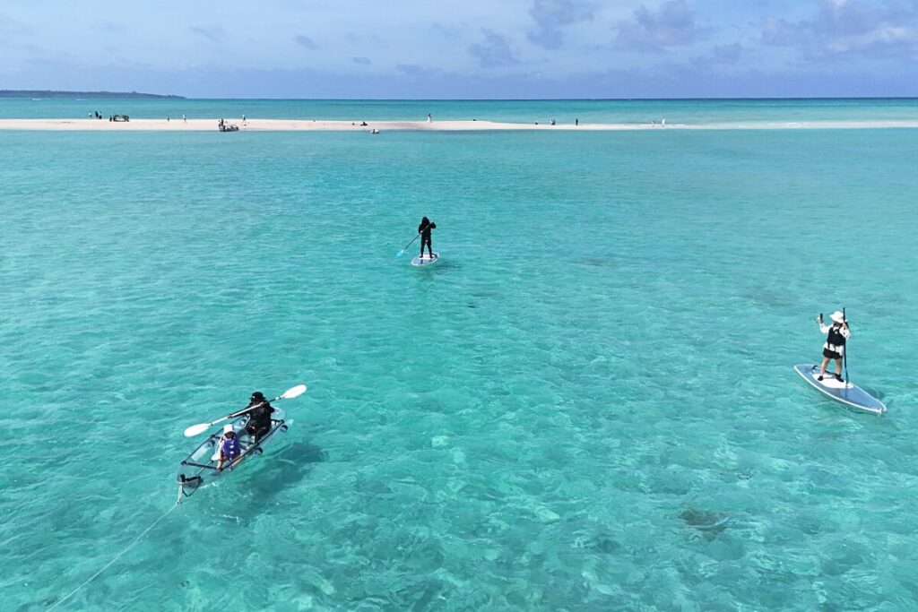 ユニの浜から漕ぎ出す一同 サップはお母さんとお父さん、カヤックはひまちゃんとおばあちゃん