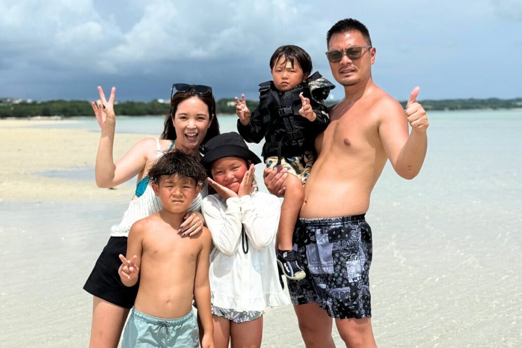 家族みんなでユニの浜で記念撮影