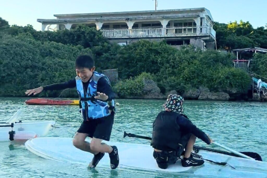 男の子がサップから海へ飛び込む決定的瞬間