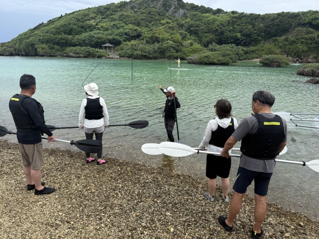 レクチャーは真剣に！ 皆集中してしてはなみちの説明を聞いています。