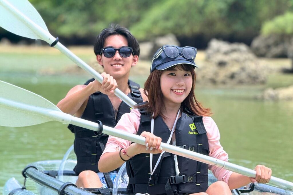 笑顔でカヤックを漕ぐ彩乃ちゃんとりょーけんくん