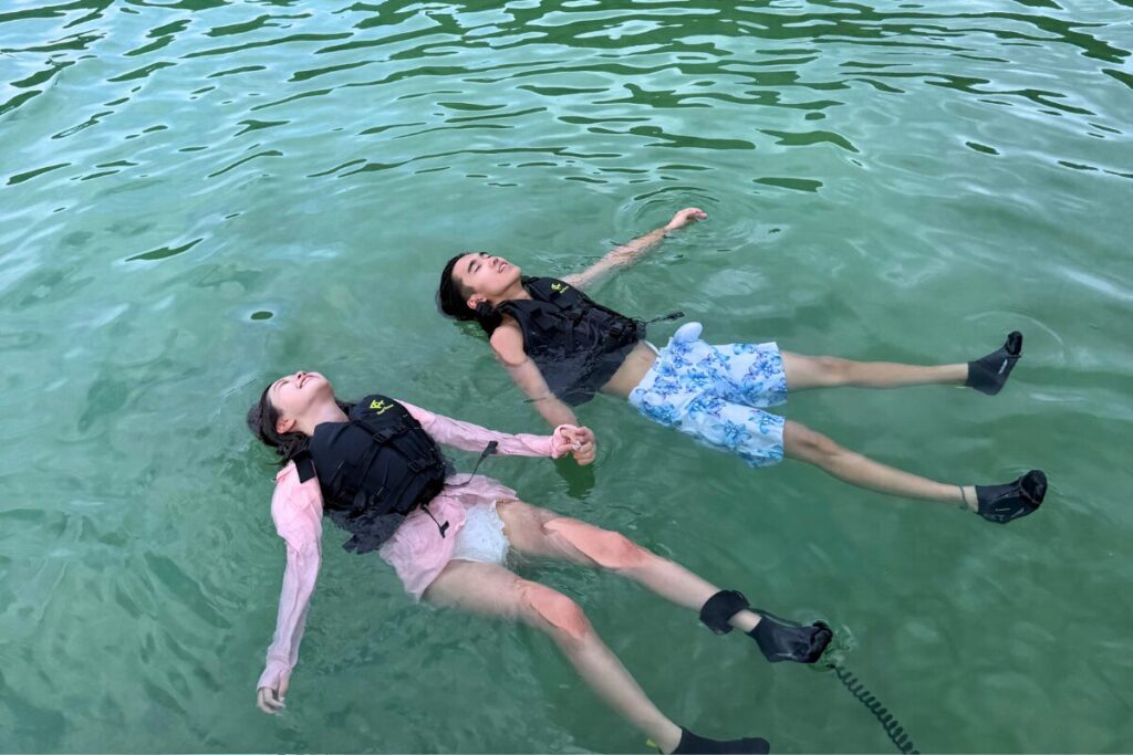 海にプカプカ浮かぶ２人 暑かったから気持ちいよね
