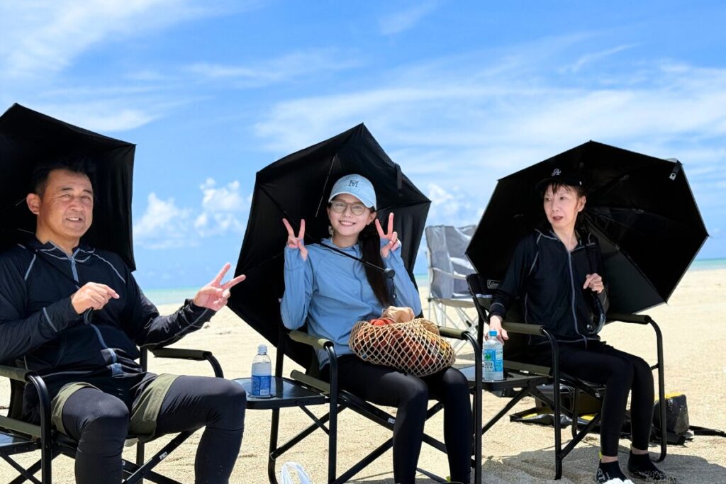みんなで椅子に座ってユニの浜でパシャリ！このあとにランチを食べていくよ〜！