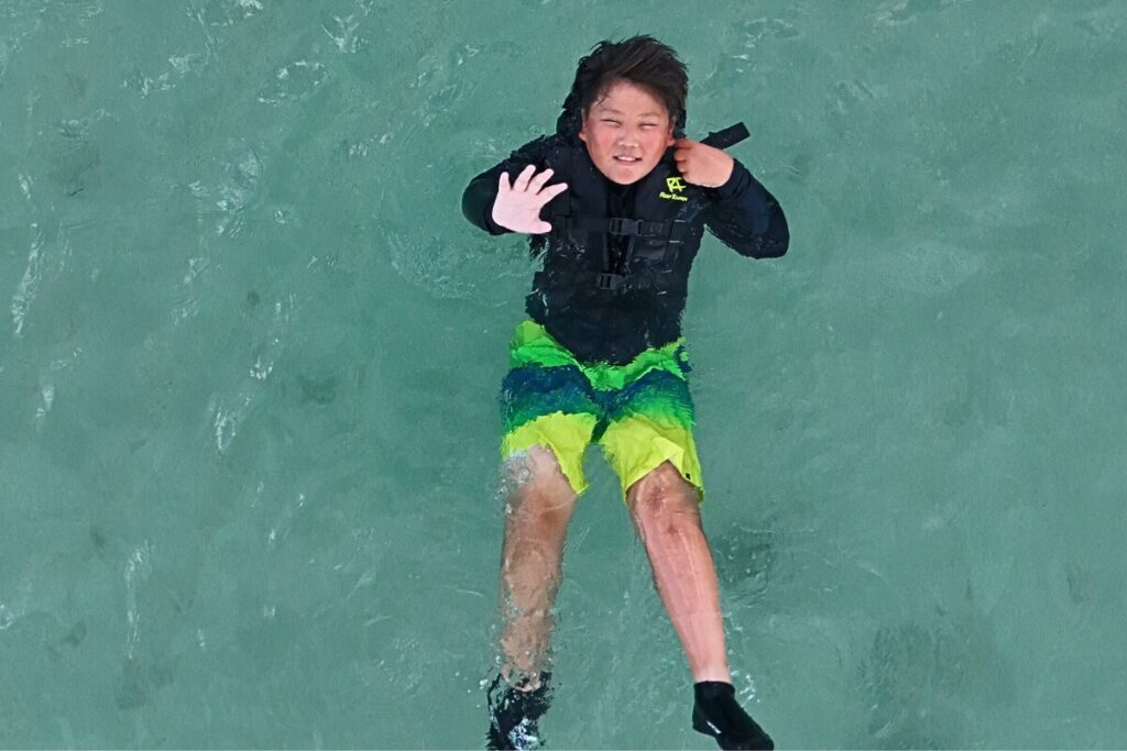 海にプカプカ浮かんで気持ち良さそうな弟くん