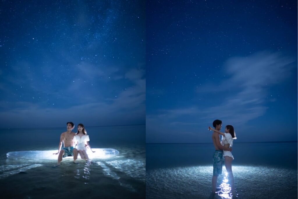 星空ツアーの写真 海面に立って寄り添う２人と光るサップの上で一緒に乗る２人