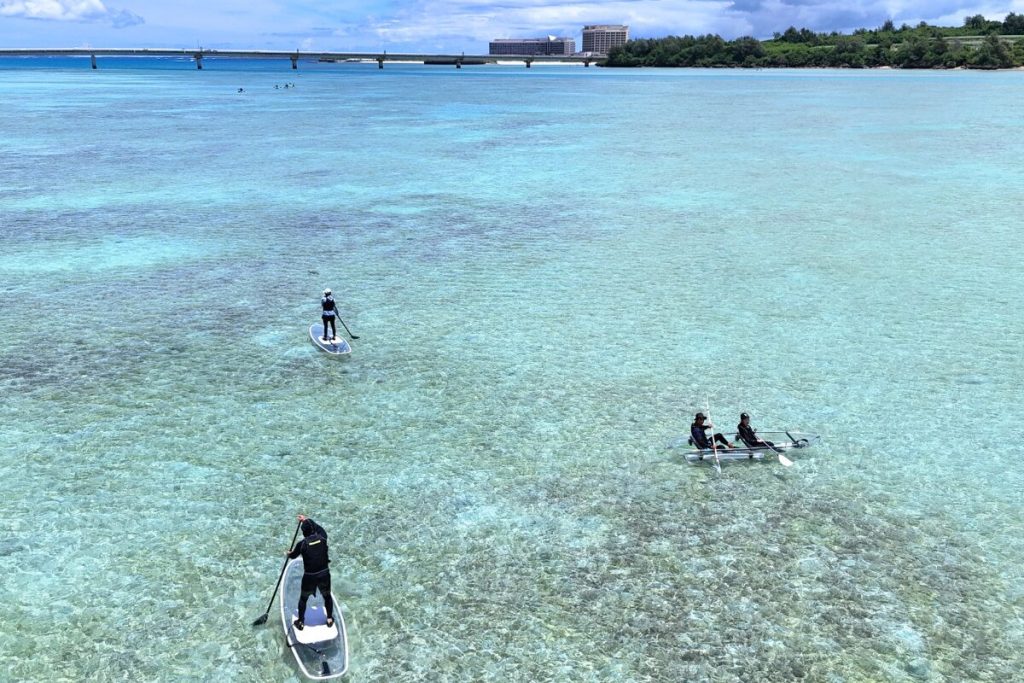 それぞれサップとカヤックを漕いで進む様子 海がとっても綺麗！
