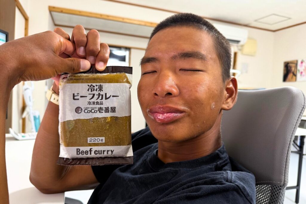 カレーより黒いそーたくんとココイチのレトルトカレー