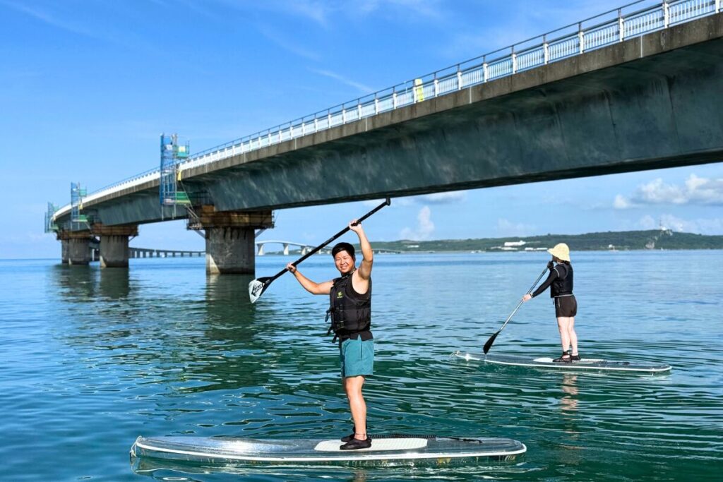ツルッツルの海の上でのお二人のショット伊良部大橋がいい感じ！