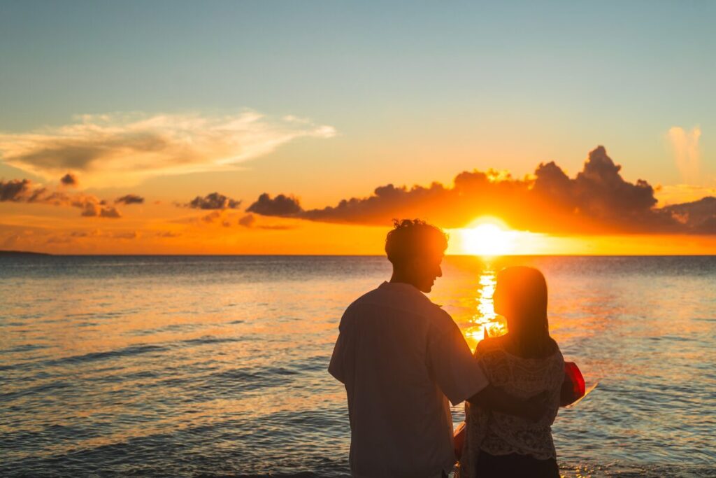 美しく沈んていく夕日と見つめ合うお二人