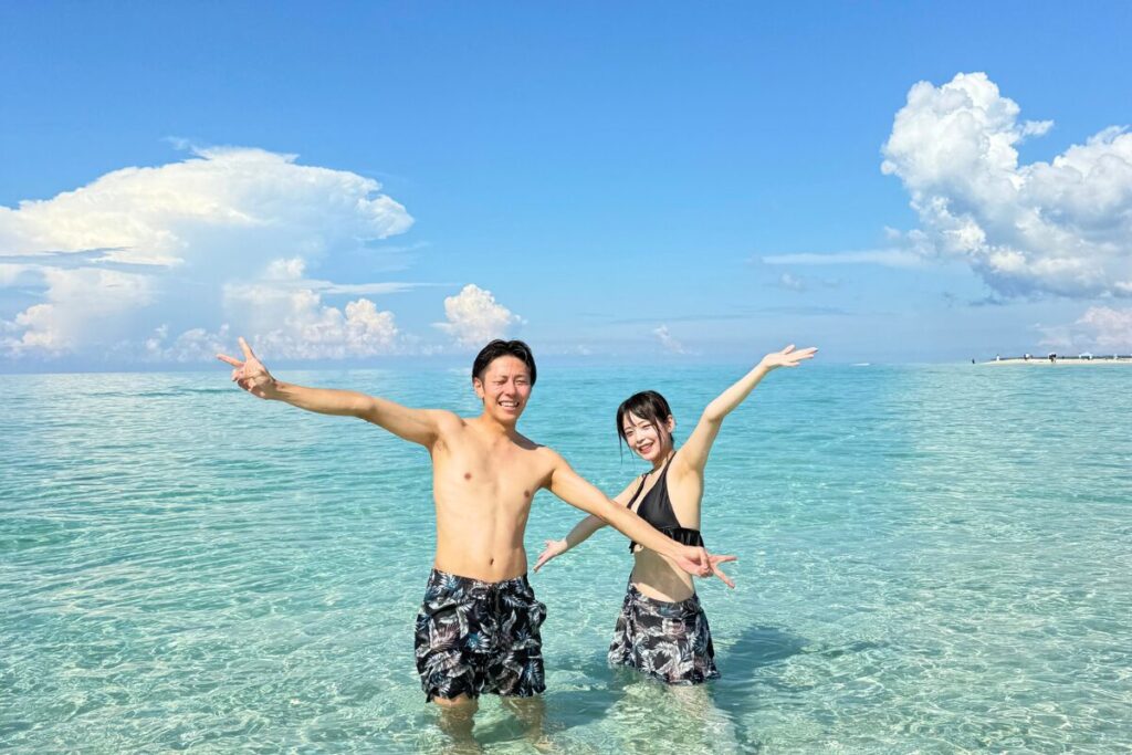 お二人はにっこにこ 海はキラッキラ 空はきれいな真っ青