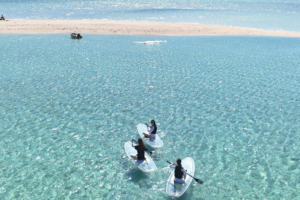 ユニの浜に向かう3人 キラキラの海が眩しい