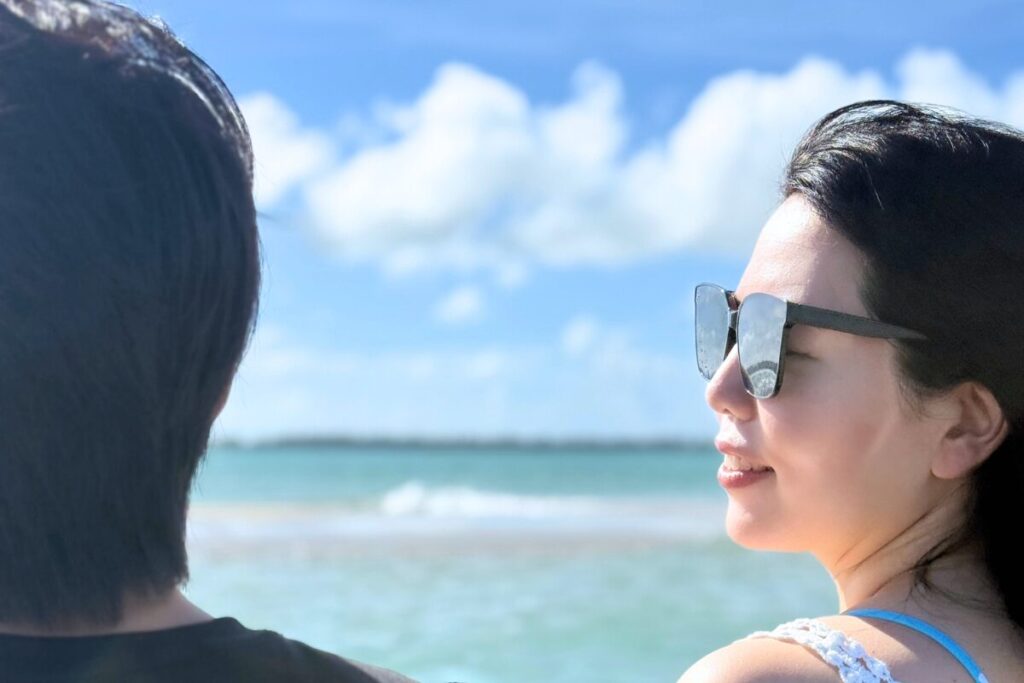 ユニの浜で見つめ合っているお二人 ゆりえさんの優しい笑顔が素敵