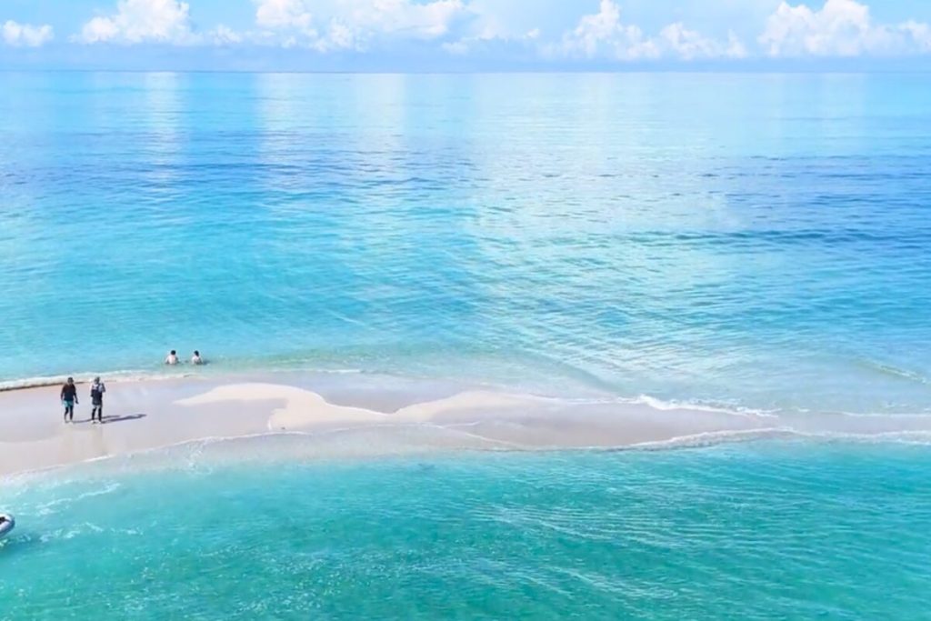 かなり小さなユニの浜 大人がふたり寝っ転がったらもうパンパン