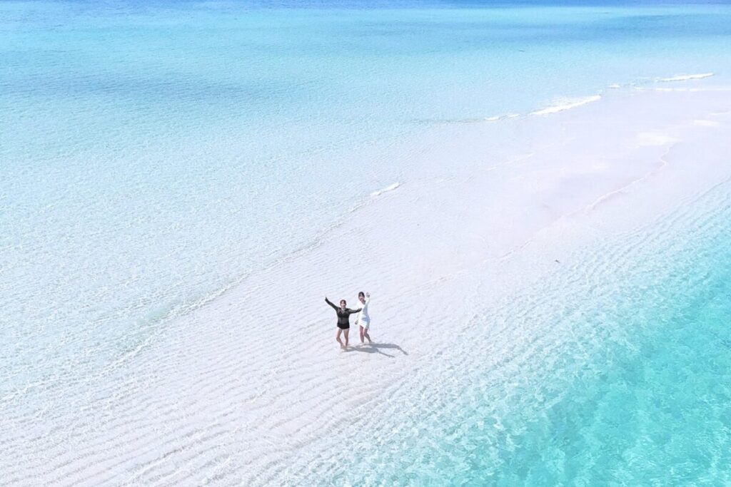 小さく露出したユニの浜 美しい