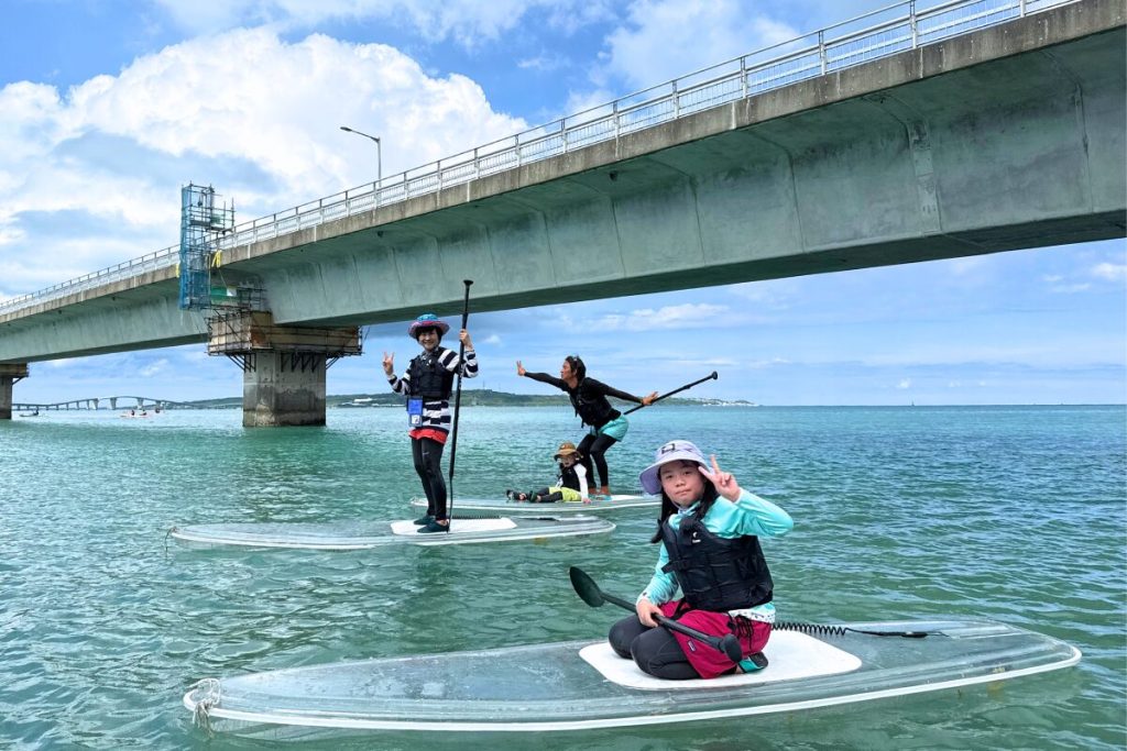 みんなでサップに乗ってユニの浜を目指している様子