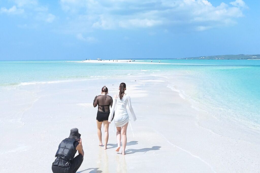 潮位最高のユニの浜。 歩くふたりとそれを撮るガイド