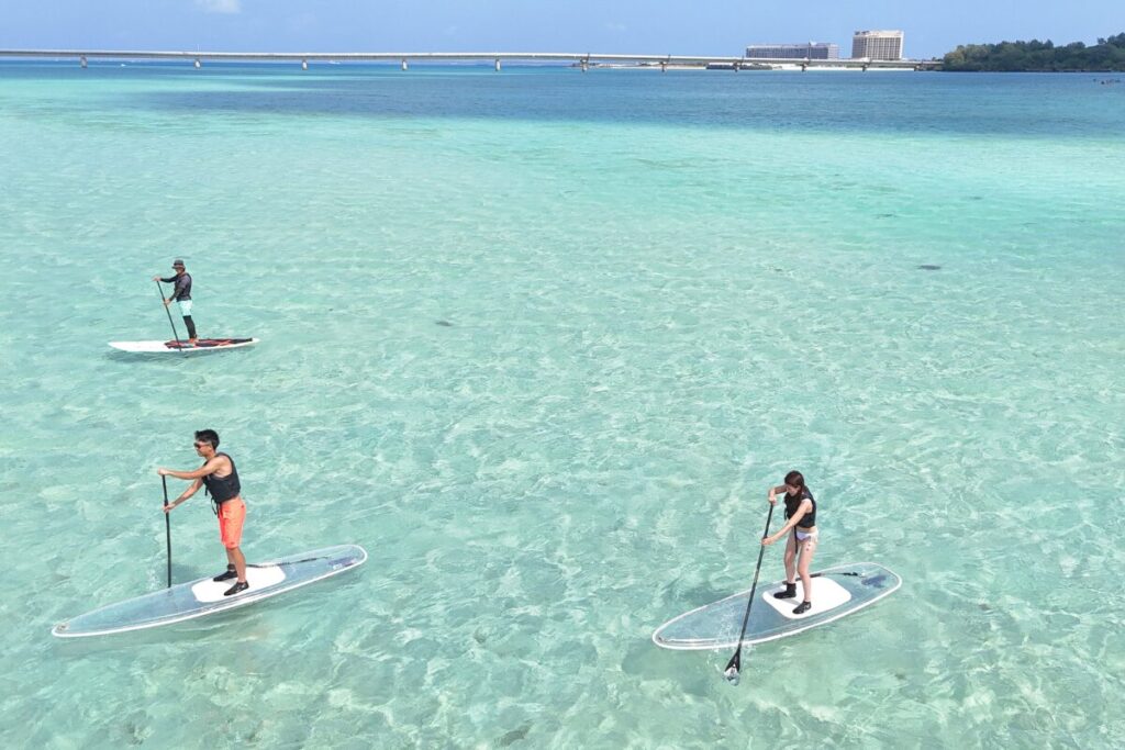 しっかりと立ってサップを漕ぐふたり