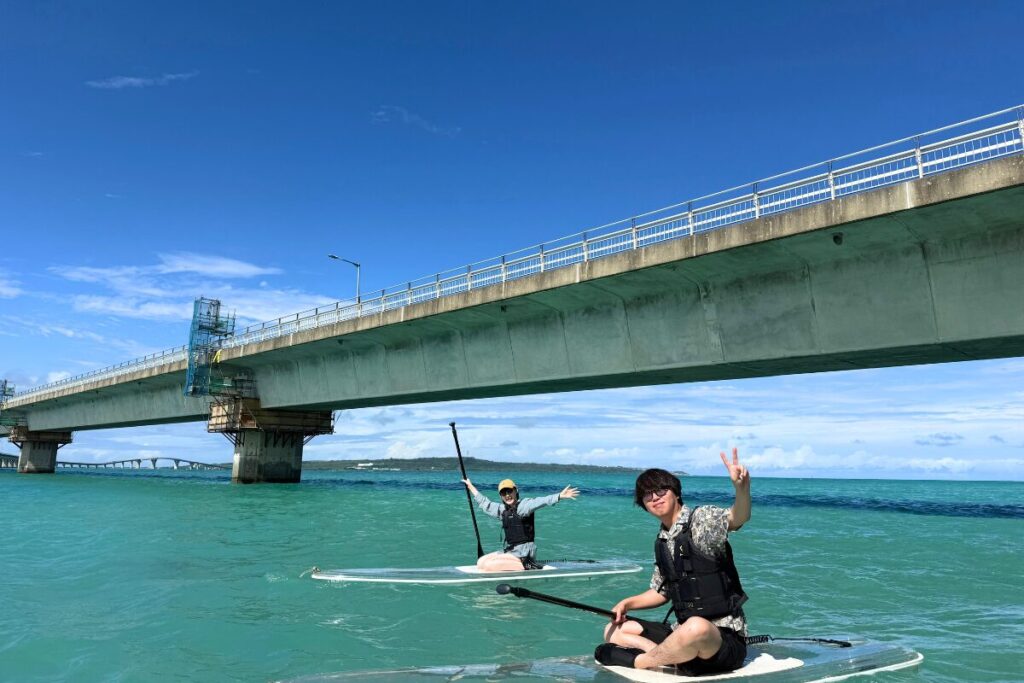 仲良しなお二人 伊良部大橋をバックにポーズ