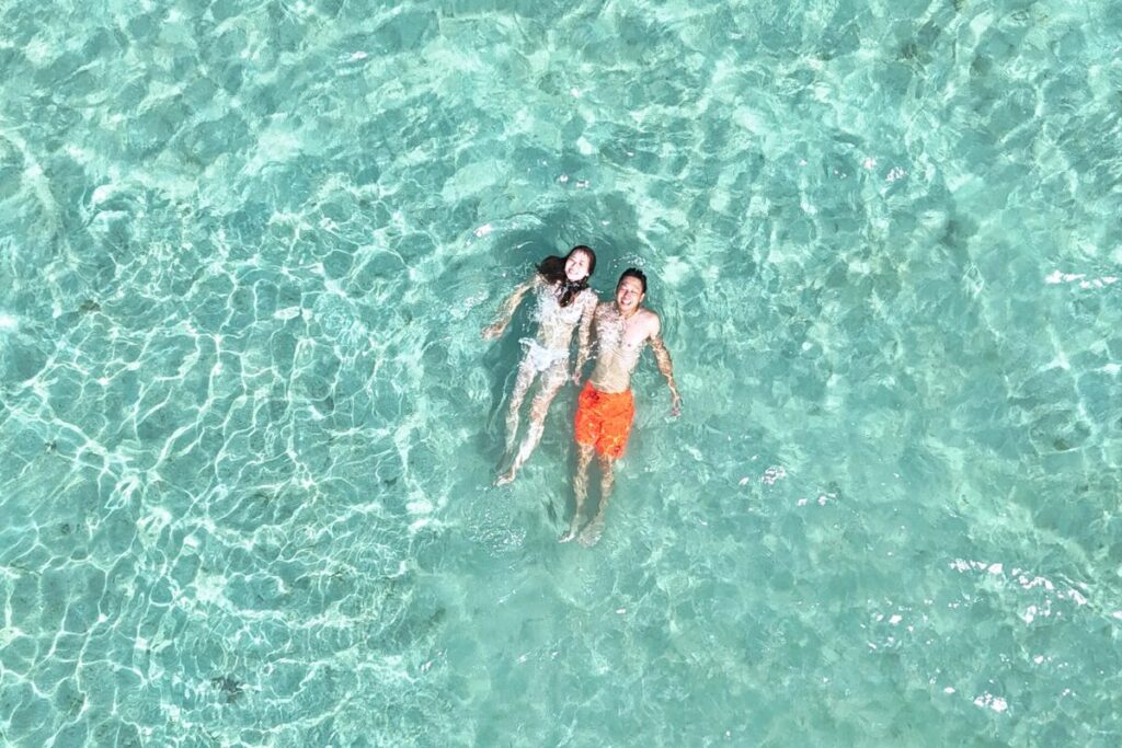 海に漂っているお二人 海の色が鮮やかで幻想的