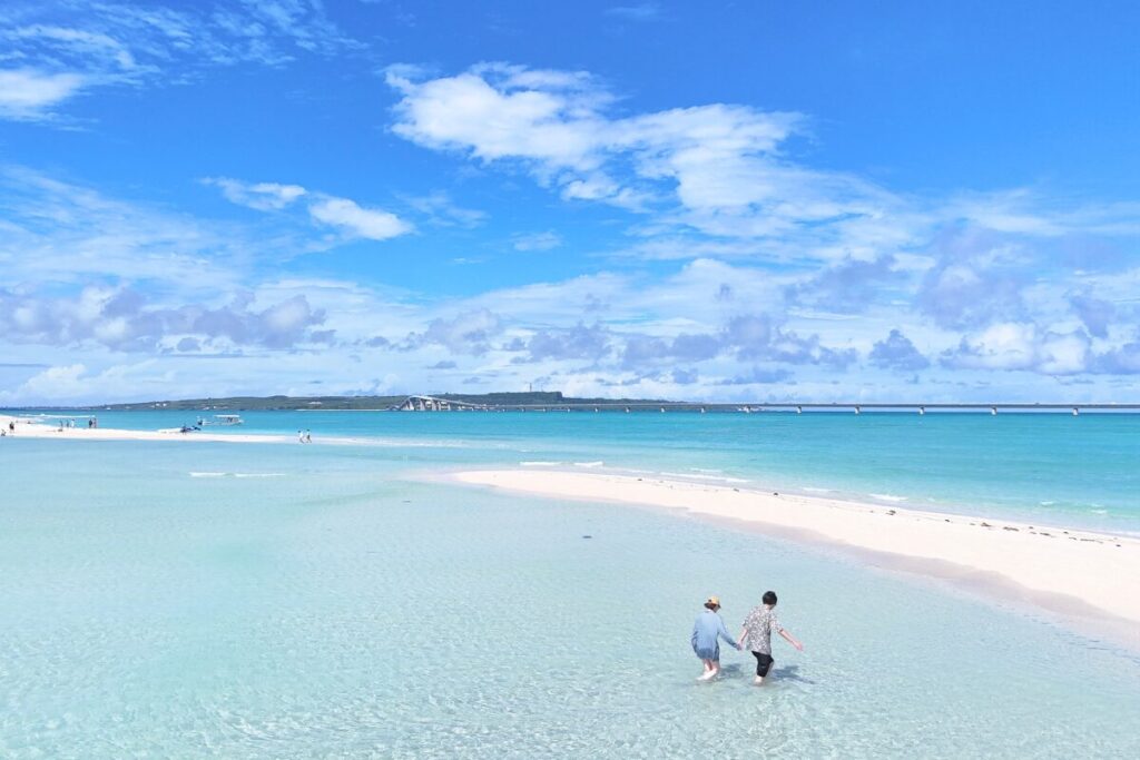 ユニの浜に到着したお二人 砂浜と海のコントラストが美しい