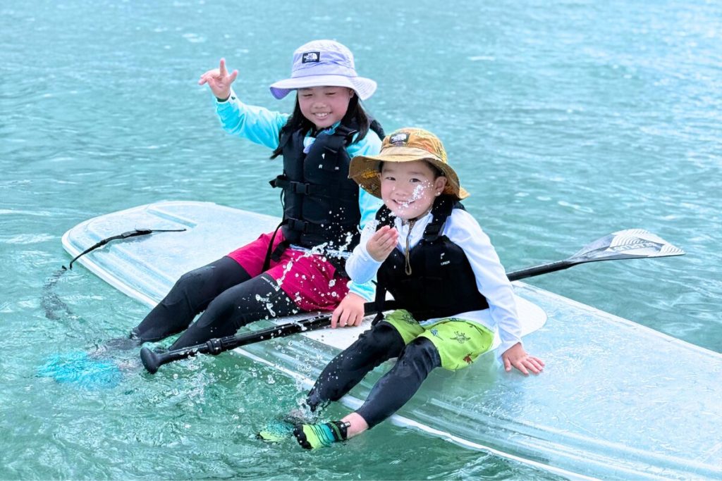 はなみちに向かって水をかけようとするぜんくん 姉弟でサップに乗った可愛らしい一枚