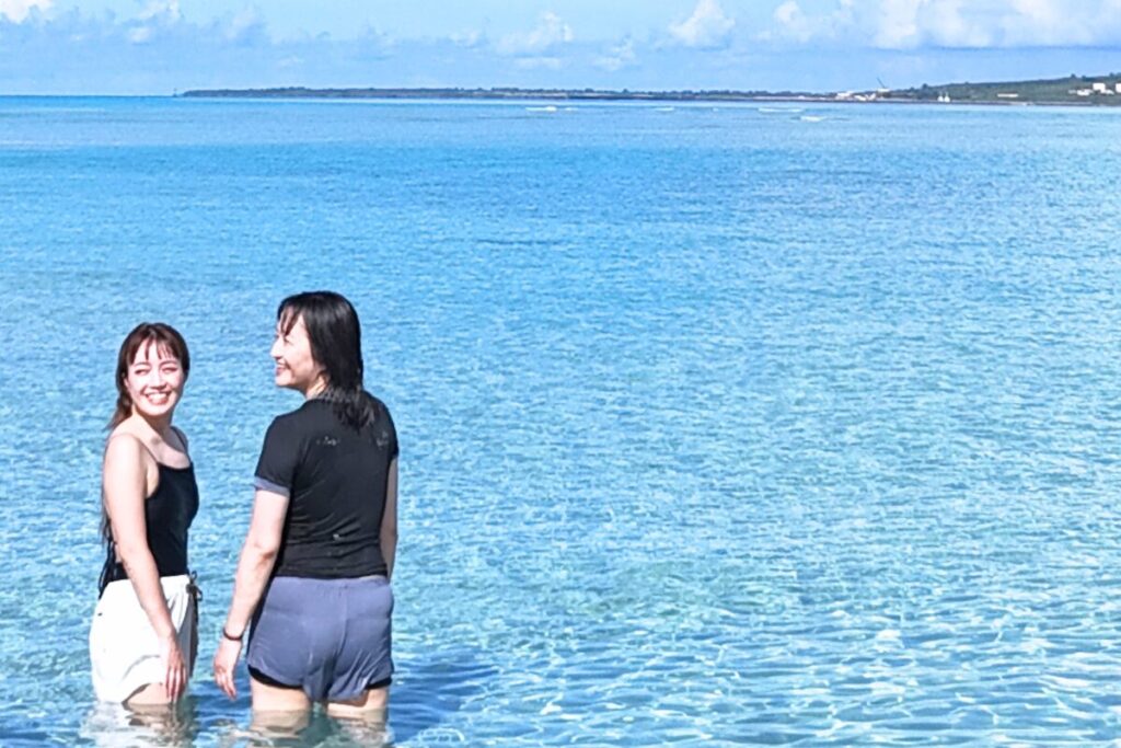 海に入るお二人 この日みたいな晴れている時はとにかく海が気持ちいい