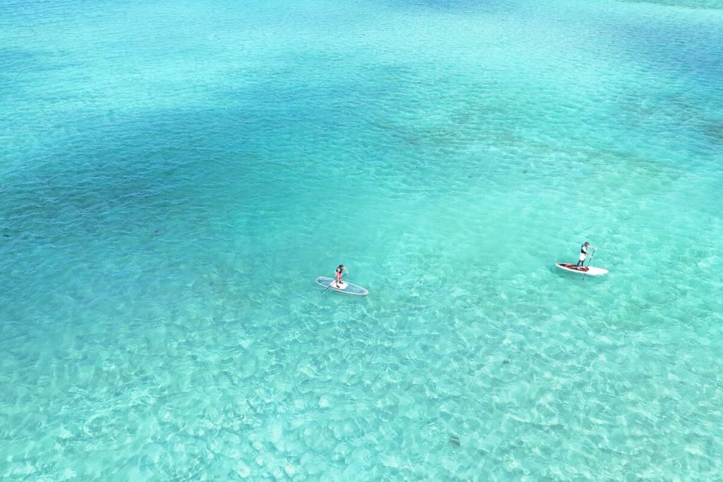 ユニの浜に向かってサップで進むさつきさんとはなみち