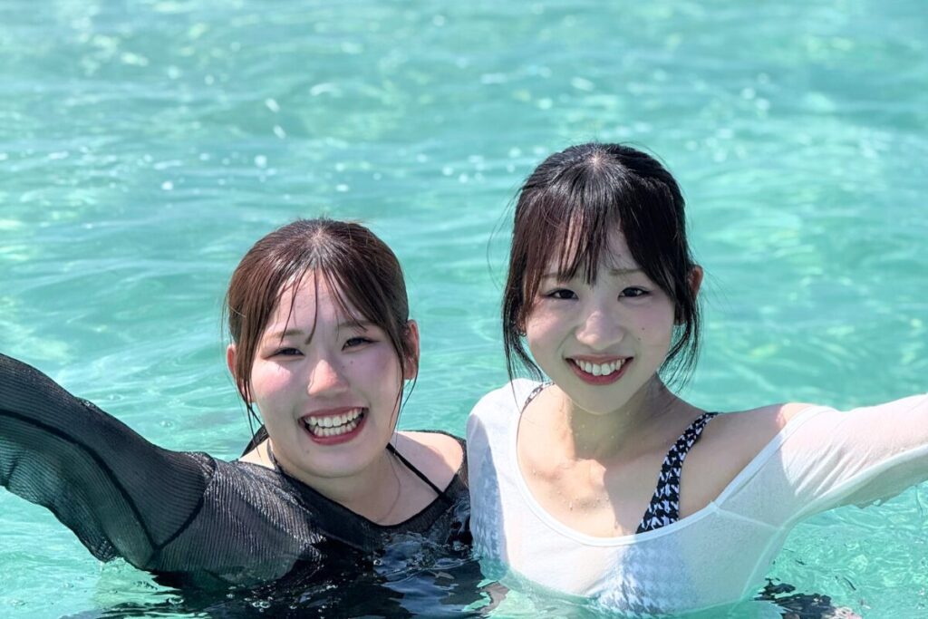 ニッコニコのふたり エメラルドグリーンの海がふたりをより輝かせる