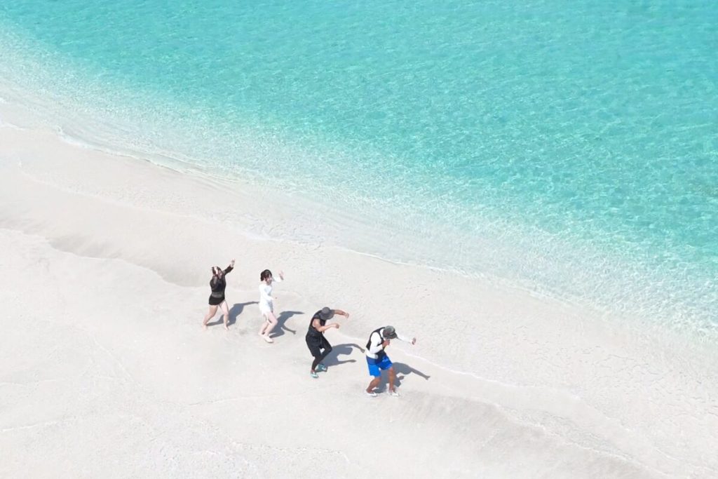 一列に並んで4人で阿波おどり