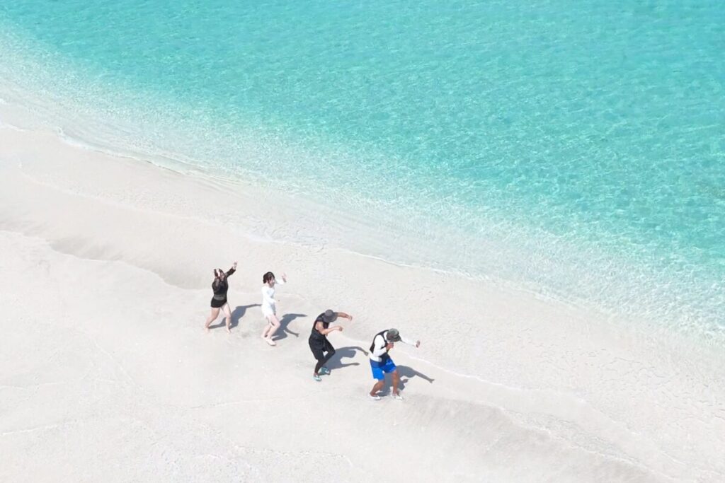 一列に並んで4人で阿波おどり