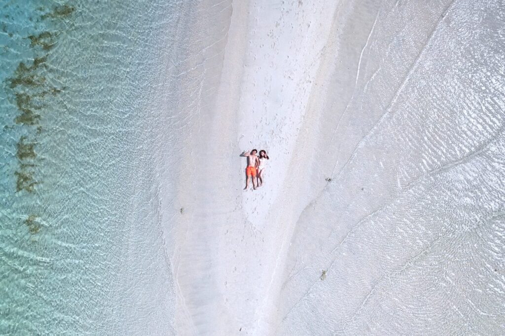 ドローンで引きで撮った写真 小さなユニで笑顔のふたり