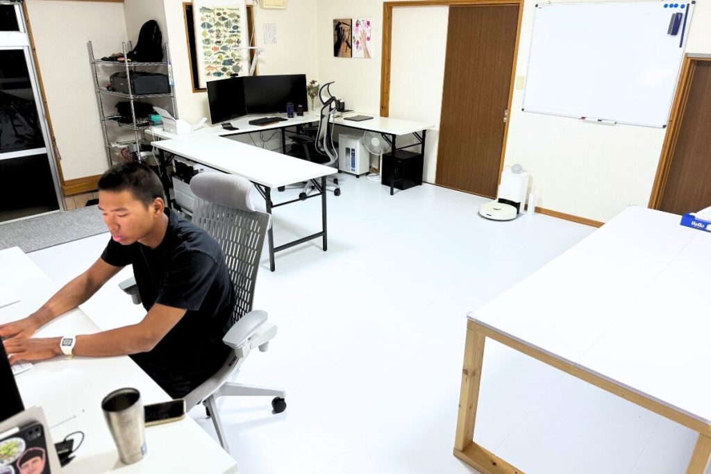 牽引されるお二人とユニで笑顔で見つめ合うふたり