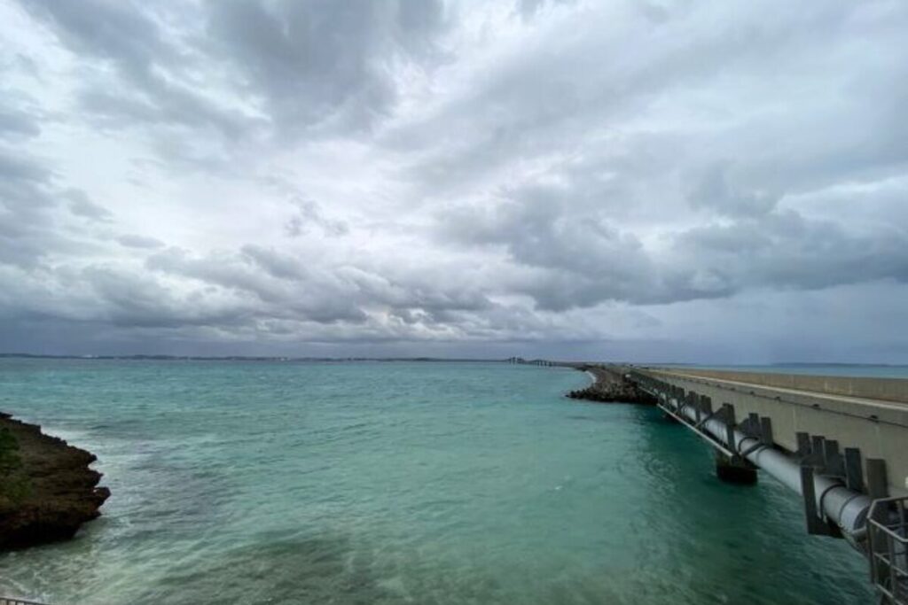 相当天気の悪いときの伊良部大橋
