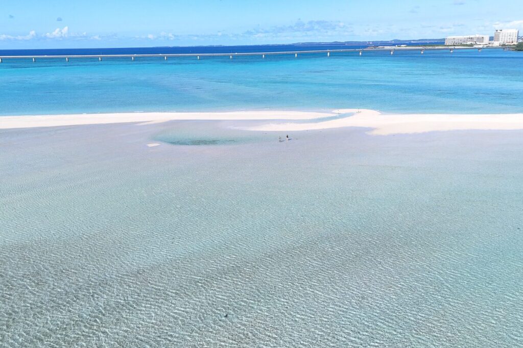 かなり俯瞰から撮ったユニの浜の様子