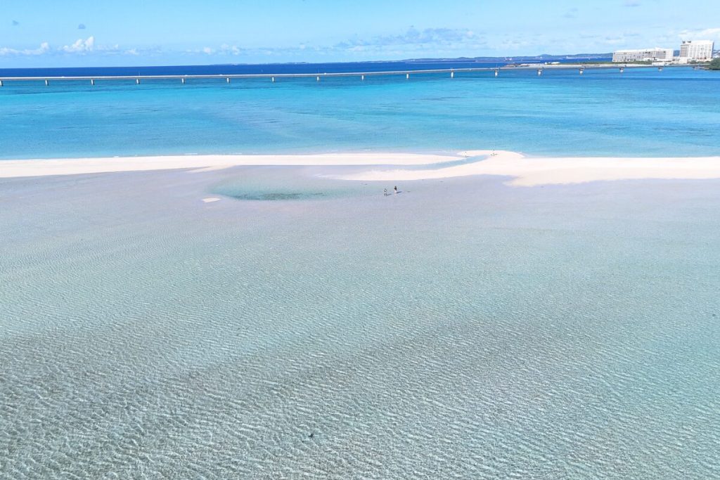 かなり俯瞰から撮ったユニの浜の様子