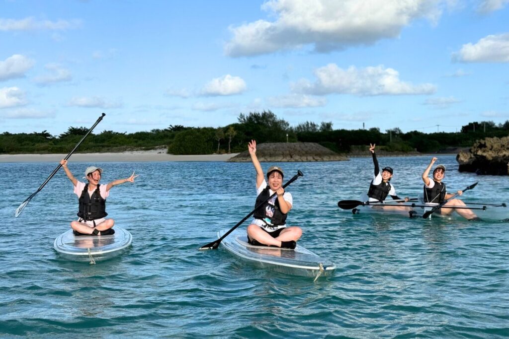 サップとカヤックに別れてみんなで漕いでいく姿 楽しそう！