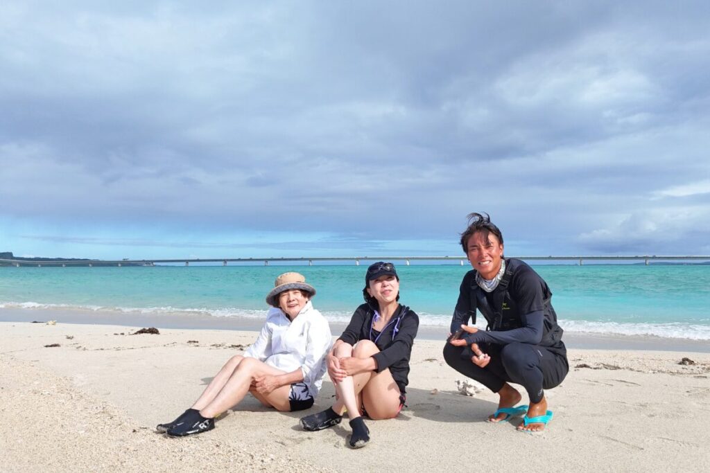 ユニの浜で笑顔でドローンに反応をしてくれるお二人とはなみち