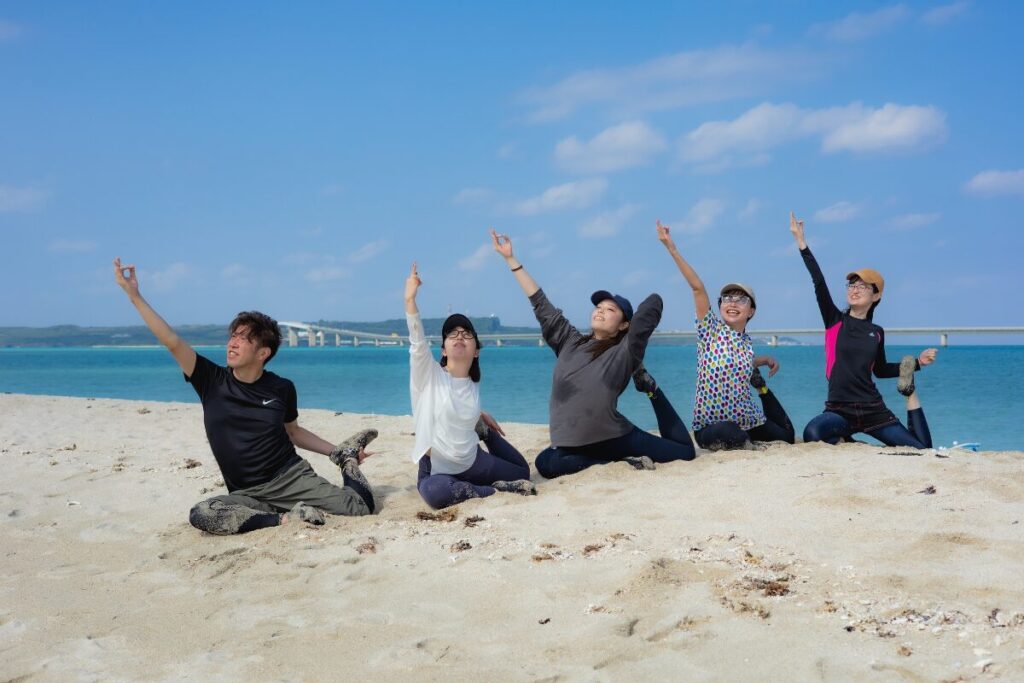 ユニの浜で鳩のポーズを取る皆さん