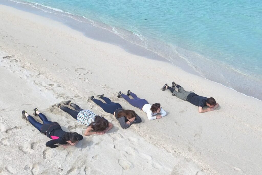 ビーチフラッグのスタート姿勢の皆さん