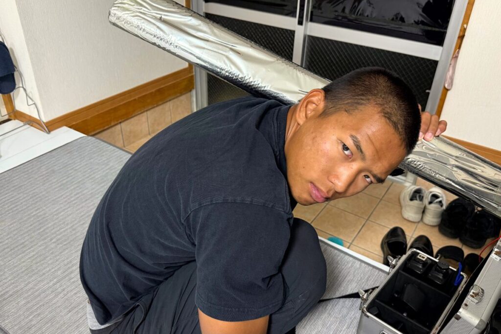 サップに貼るフィルムを持つそーたくん