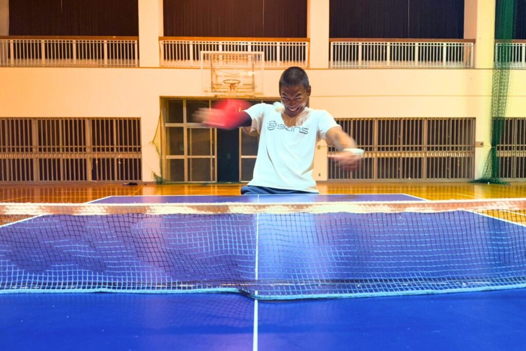 険しい顔で卓球のサーブを打つそーたくん