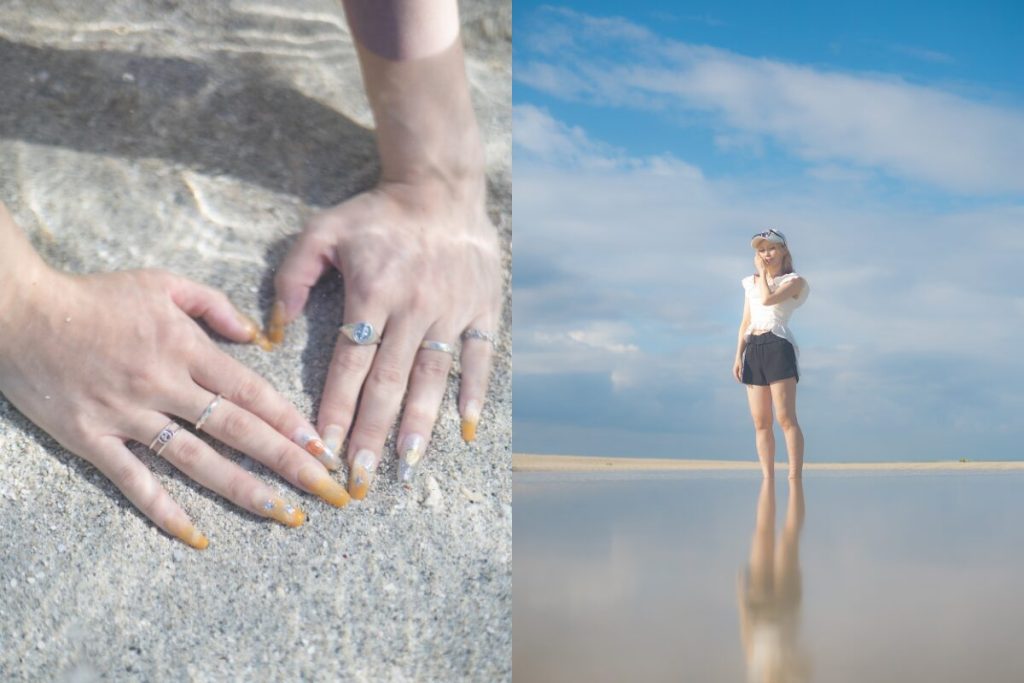 透き通る水の中に入れた手とリフレクション写真