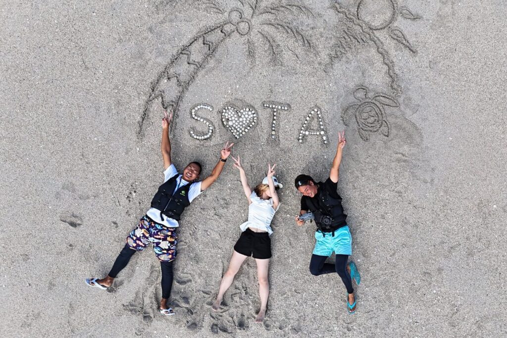 SOTAの文字の下で3人でパシャリ