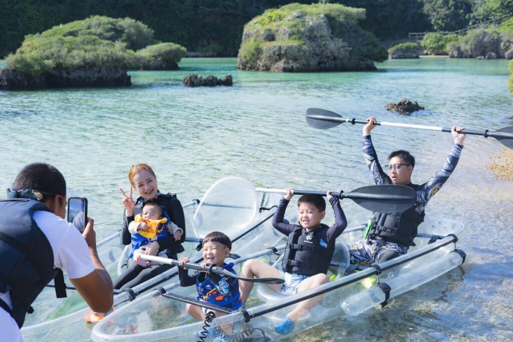 カヤックに乗って準備万端のみんなを撮影