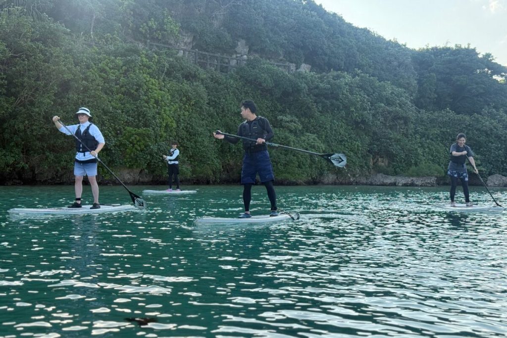 サップに皆立って漕いでいる様子