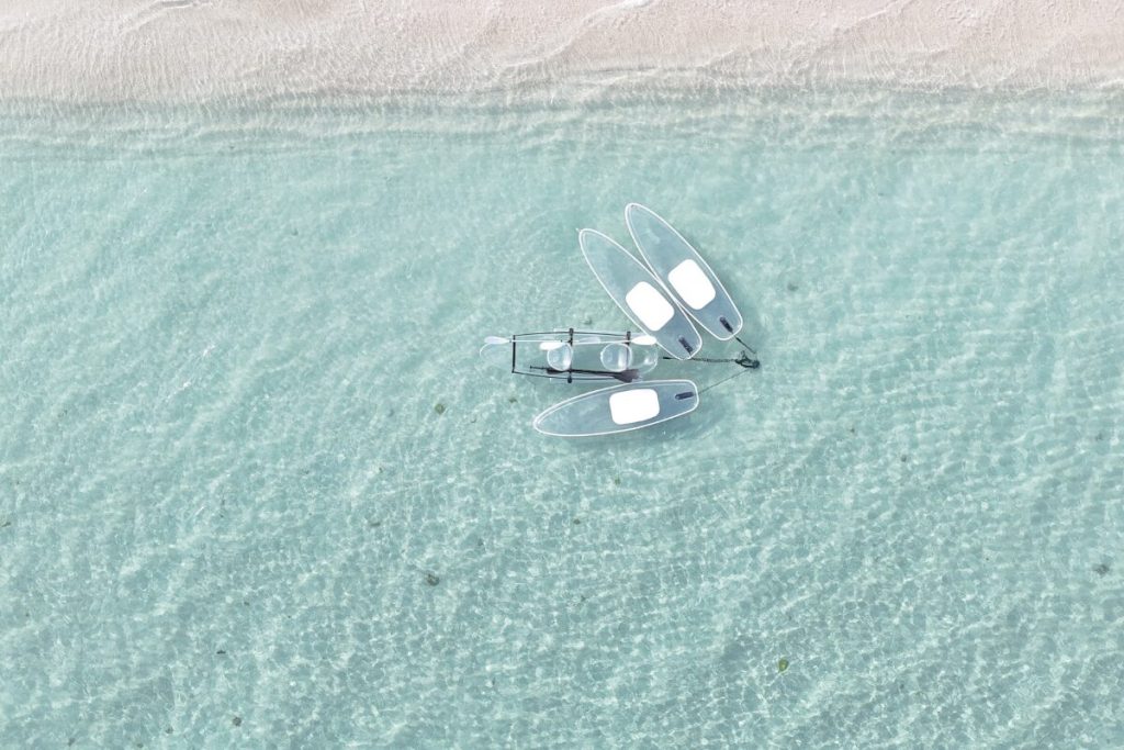 キレイな碧の海、白い砂浜、無人のクリアサップとカヤック