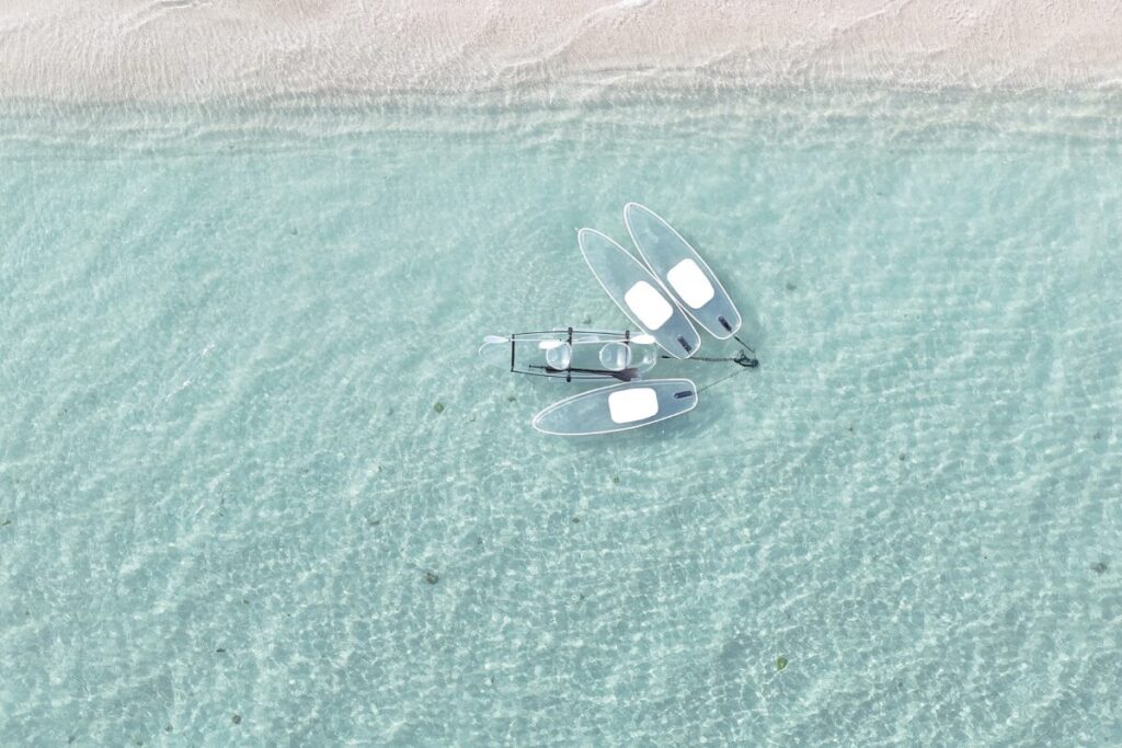 キレイな碧の海、白い砂浜、無人のクリアサップとカヤック