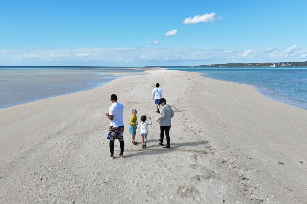 ユニの浜でてくてく歩く澤田ファミリー